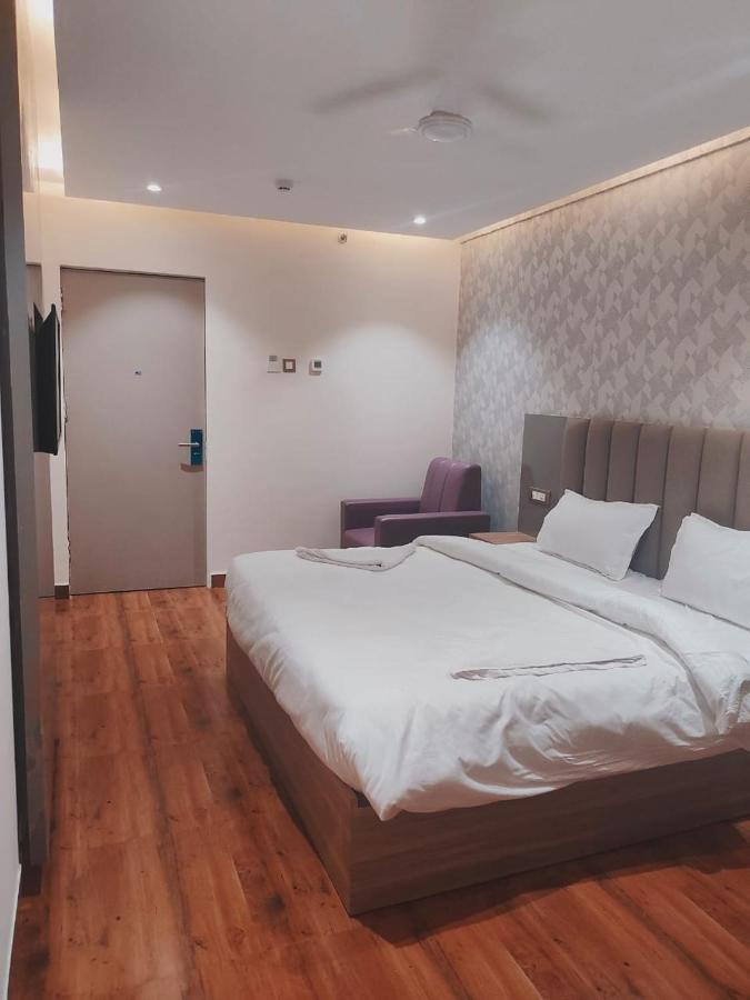 Hotel Sharma Regency Lucknow Exteriör bild